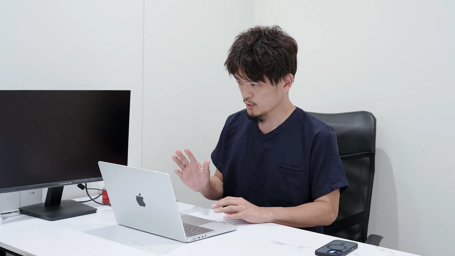 オンラインで打ち合わせを行う医師