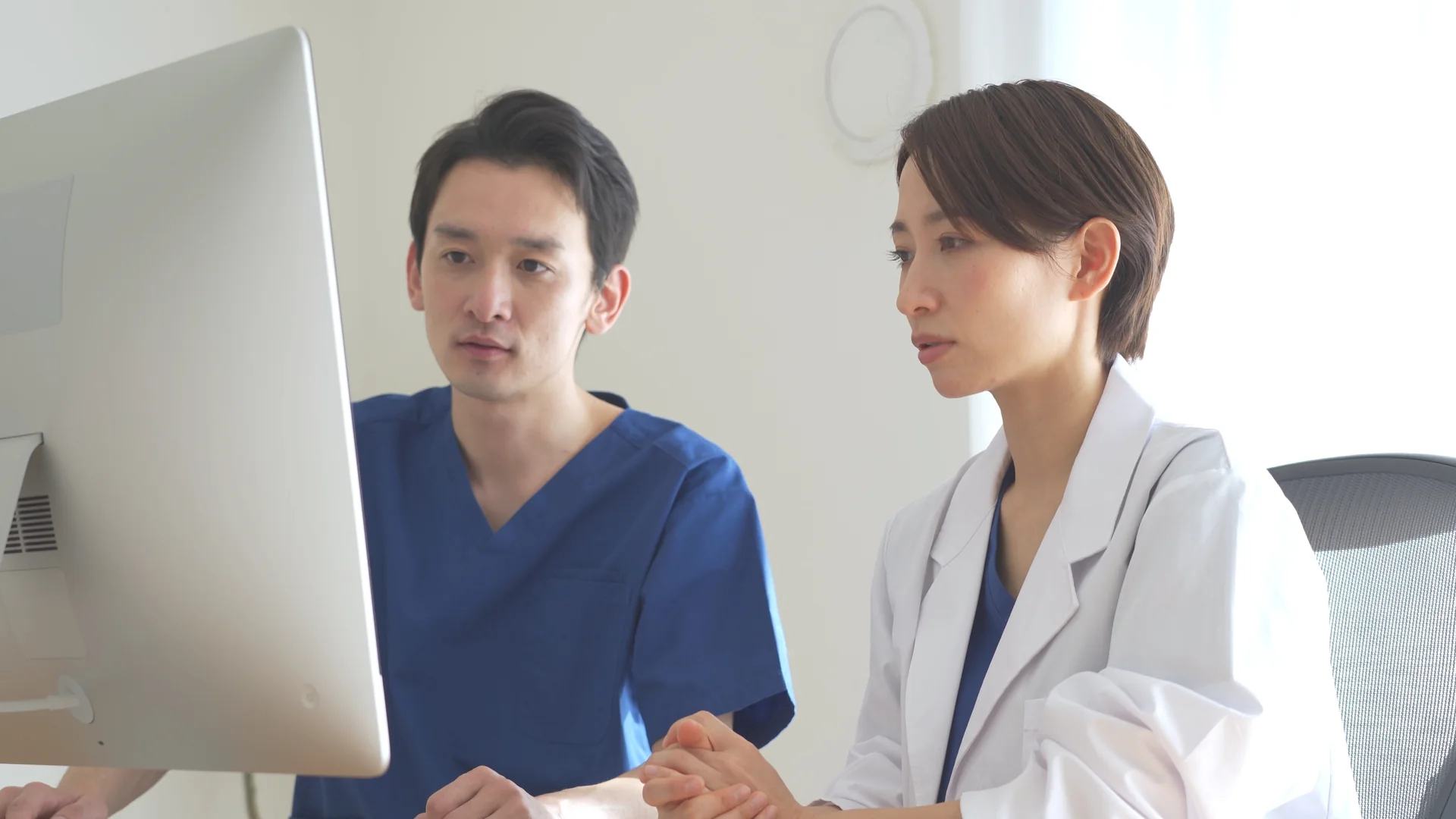 訪問診療に同行する医師とスタッフ