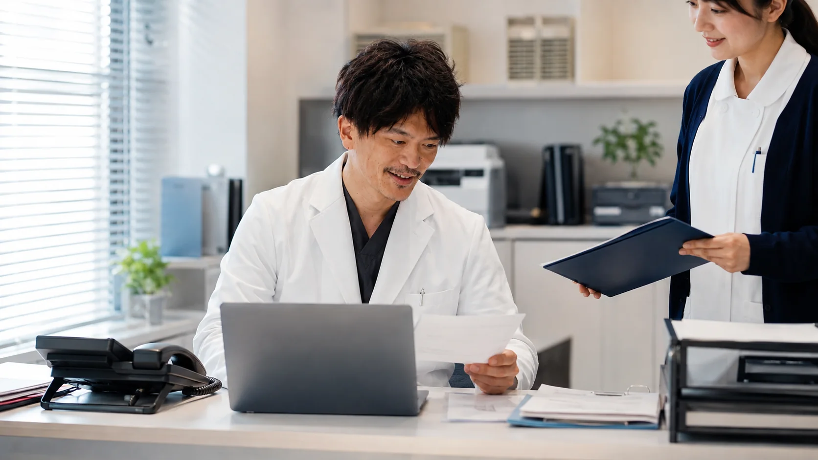 医師とスタッフが診療内容を確認するイメージ